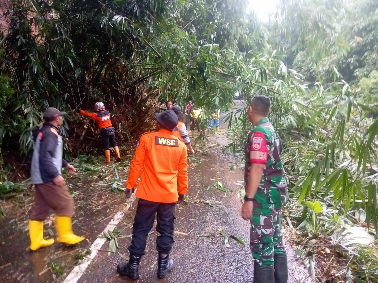 Featured image for Tebing Longsor di Tanjakan Sikelir, Relawan dan BPBD Lakukan Pembersihan.