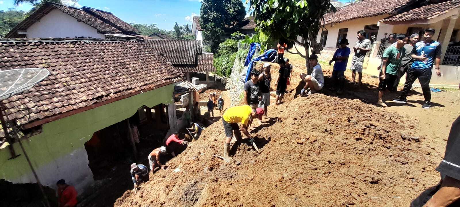 Featured image for Tanah Longsor di Lebakwangi, Rusak Rumah dan Pamsimas