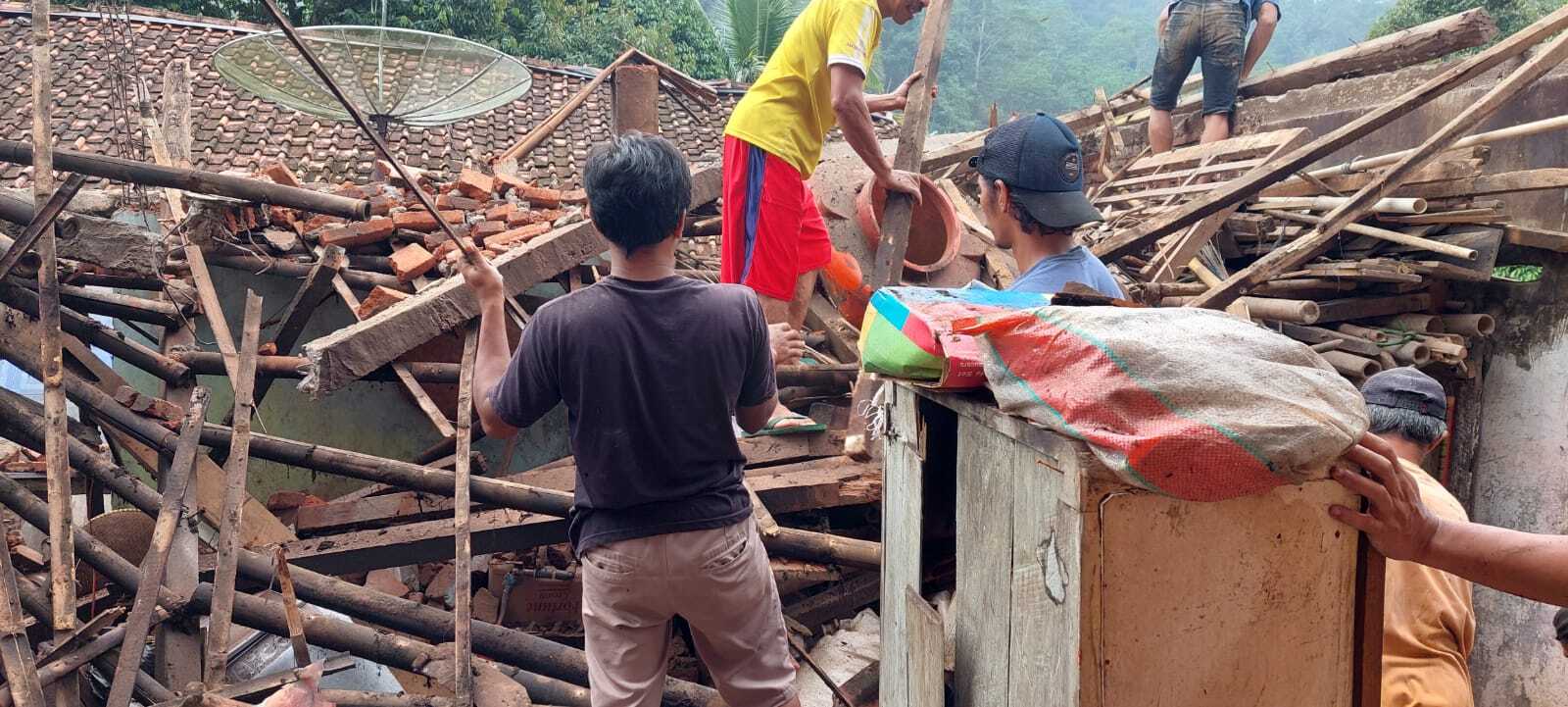 Featured image for Hujan Deras dan Angin Kencang Robohkan Bagian Belakang Rumah Pak RW