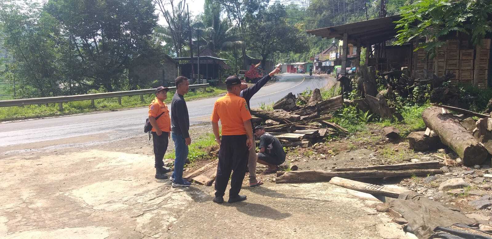 Featured image for Sejumlah Kios di Prigi Sigaluh Terancam Tanah Longsor